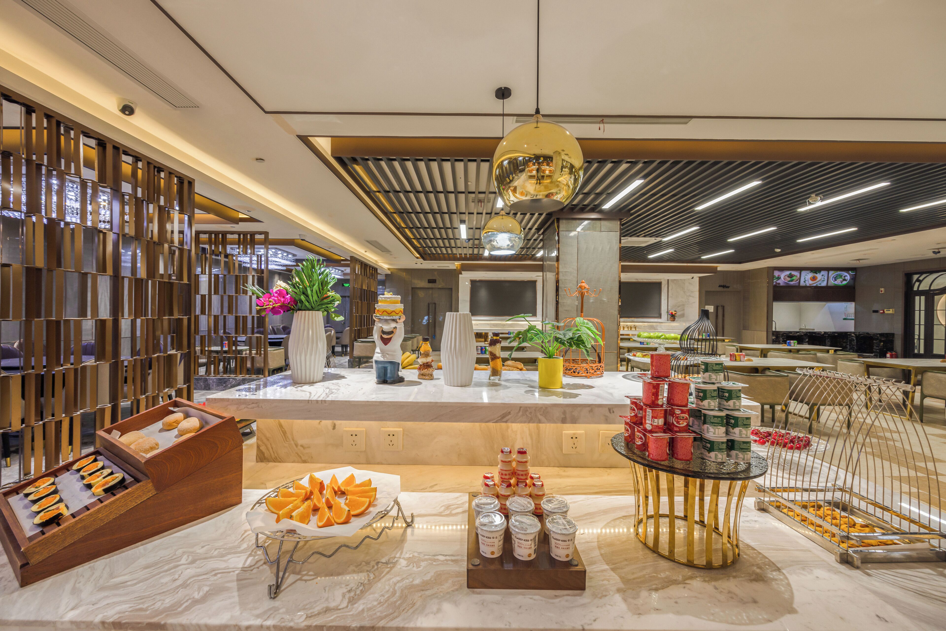 Serveert ontbijt, lunch, diner, Chinese gerechten 