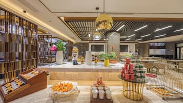 Serveert ontbijt, lunch, diner, Chinese gerechten