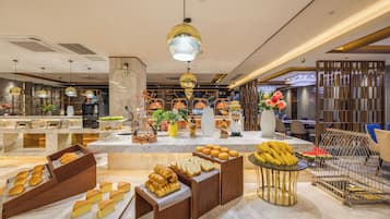 Se sirven desayunos, almuerzos y cenas; cocina china