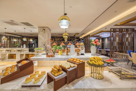 Breakfast, lunch and dinner served . Shanghai Lanshu International Hotel