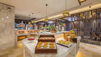 Se sirven desayunos, comidas, cenas y cocina china