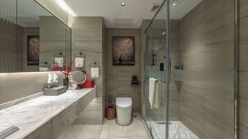 Deluxe Double Room, City View | Bathroom