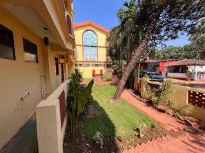 Property grounds - Redwings Studio (Arpora)