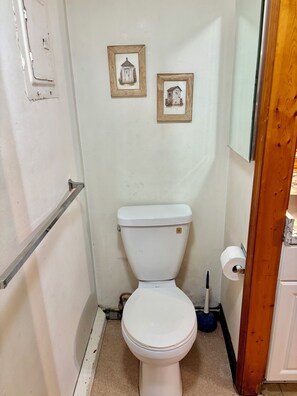 Regadera, toallas, jabón, papel de baño 