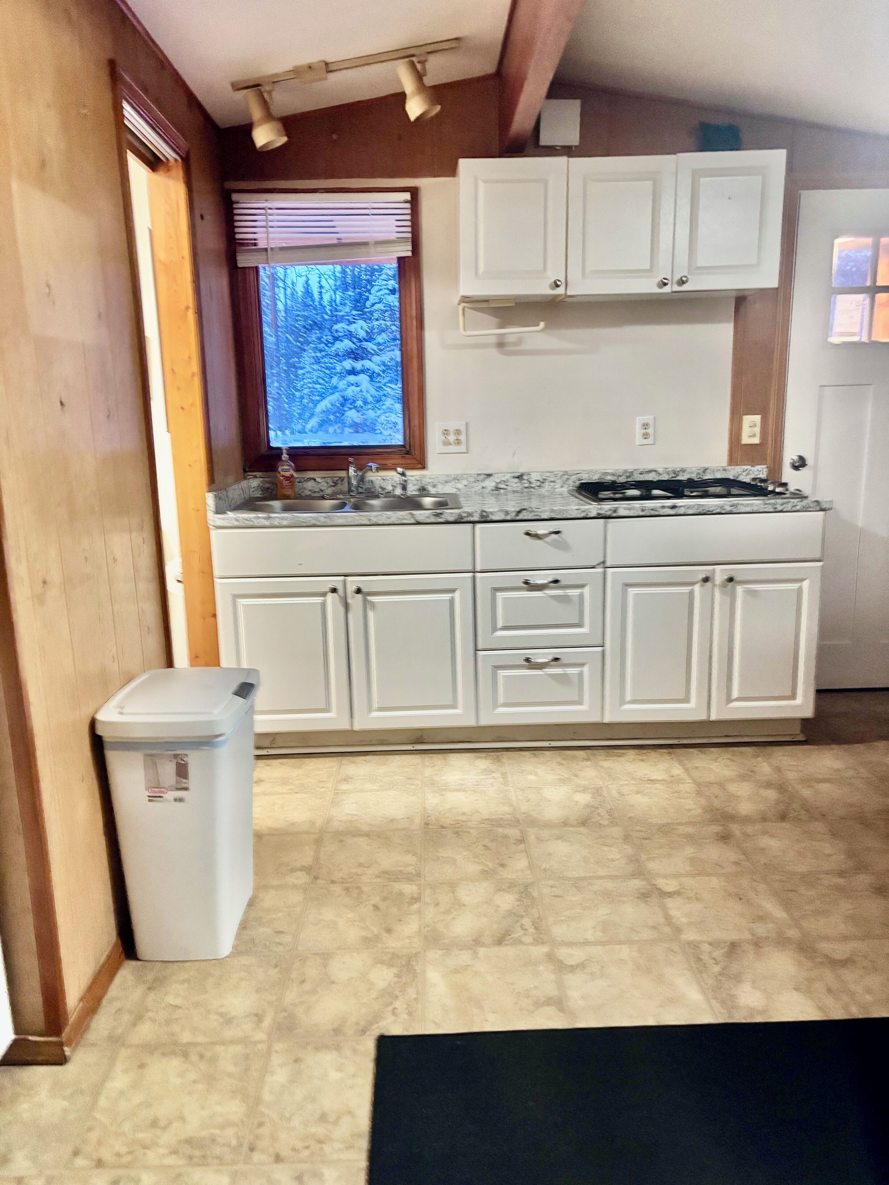 Kühlschrank, Mikrowelle, Herdplatte, Kochgeschirr/Geschirr/Besteck