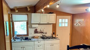 Fridge, microwave, stovetop, cookware/dishes/utensils - Cozy Studio Cabin in Kasilof – Comfort Close to Nature (Kasilof)