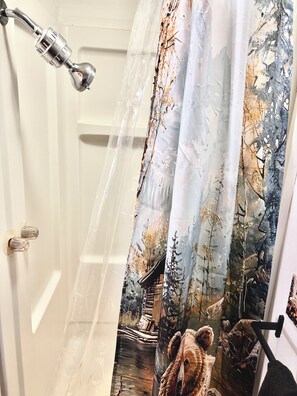 Shower, towels, soap, toilet paper - Cozy Studio Cabin in Kasilof – Comfort Close to Nature (Kasilof)
