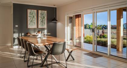 Golf Course Retreat â 4BR Family Home with Stunning Views