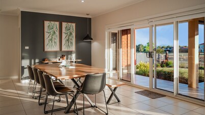 Golf Course Retreat – 3BR Family Home with Stunning Views