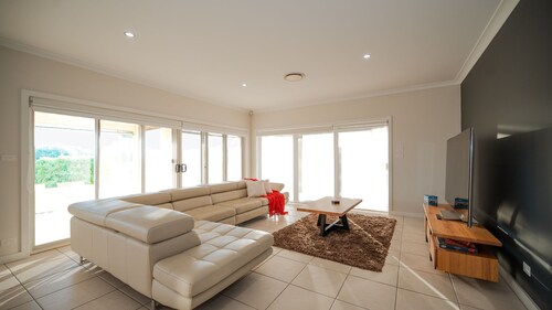 Golf Course Retreat – 4BR Family Home with Stunning Views