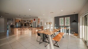 Dining - Golf Course Retreat – 4BR Family Home with Stunning Views (Hillvue)