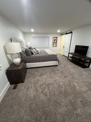 5 habitaciones, tabla de planchar con plancha, wifi y ropa de cama 