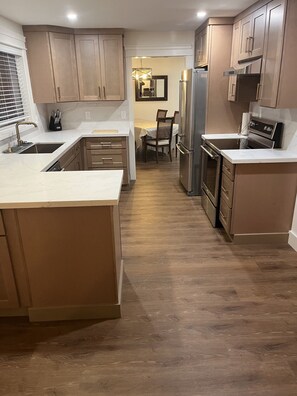 電子レンジ、オーブン、コンロ、食器洗い機