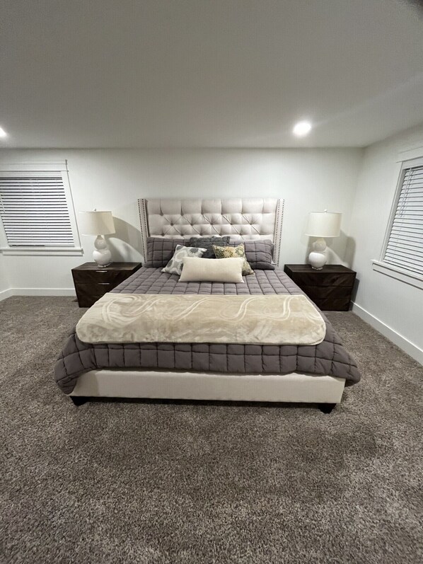 5 bedrooms, iron/ironing board, WiFi, bed sheets