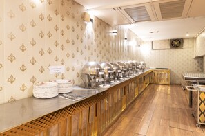 مكتب ومساحة عمل للكمبيوتر المحمول وستائر تعتيم وواي فاي مجانًا