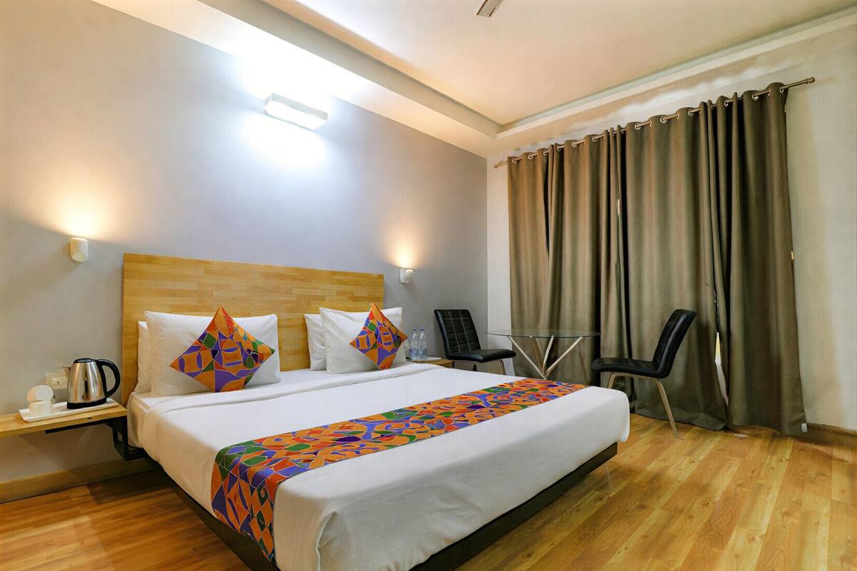 Deluxe Room | Desk, laptop workspace, blackout drapes, free WiFi