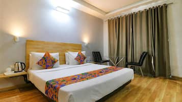 Habitación Deluxe | Escritorio, espacio para trabajar con un portátil, cortinas opacas