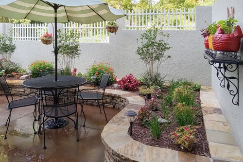 Walk to Main Street: Saluda Escape w/ Garden Patio