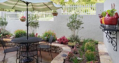 Walk to Main Street: Saluda Escape w/ Garden Patio