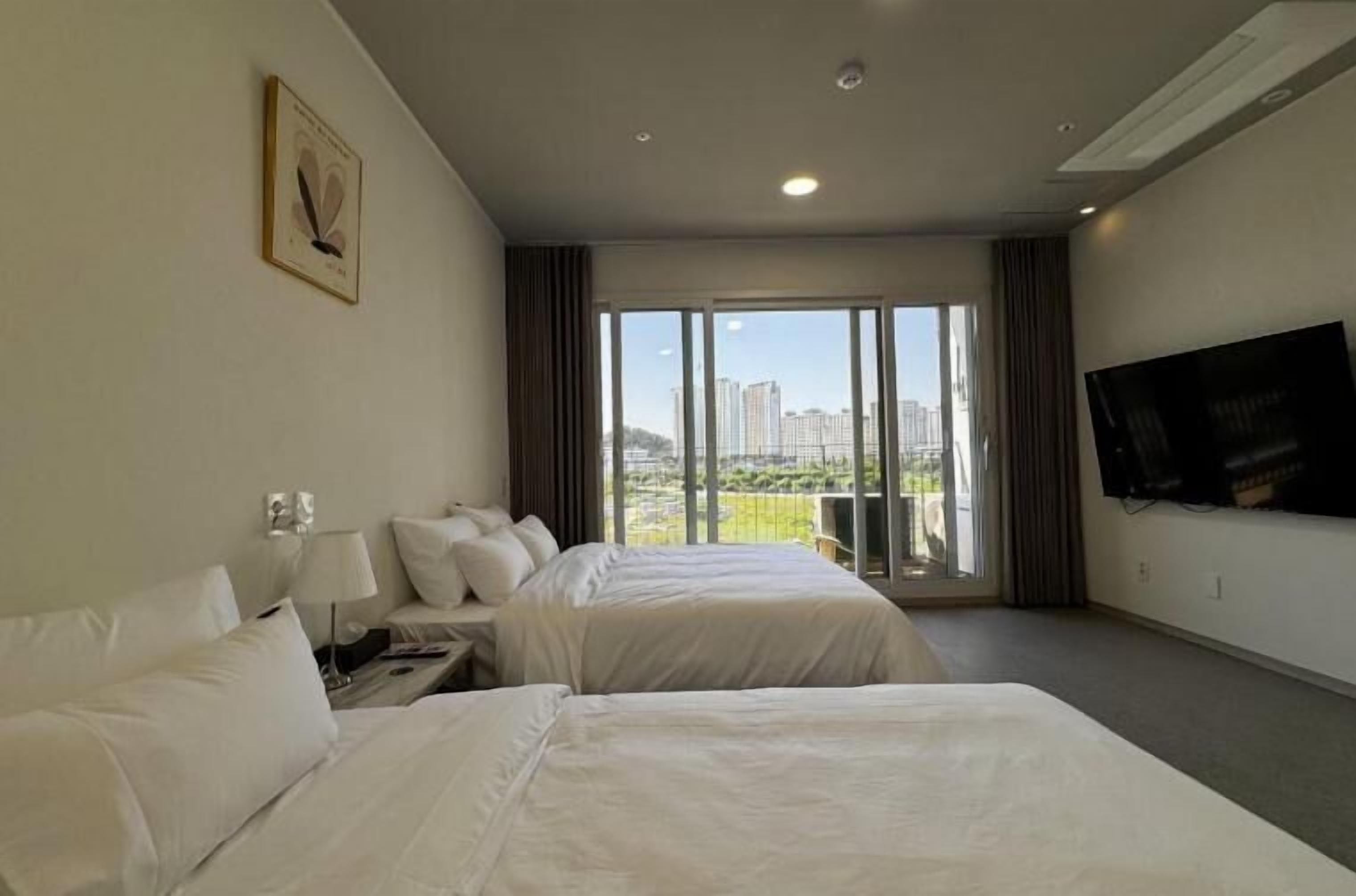 Junior-sviitti, parveke, jokinäköala | Työpöytä, kannettavalle tietokoneelle sopiva työtila, ilmainen Wi-Fi