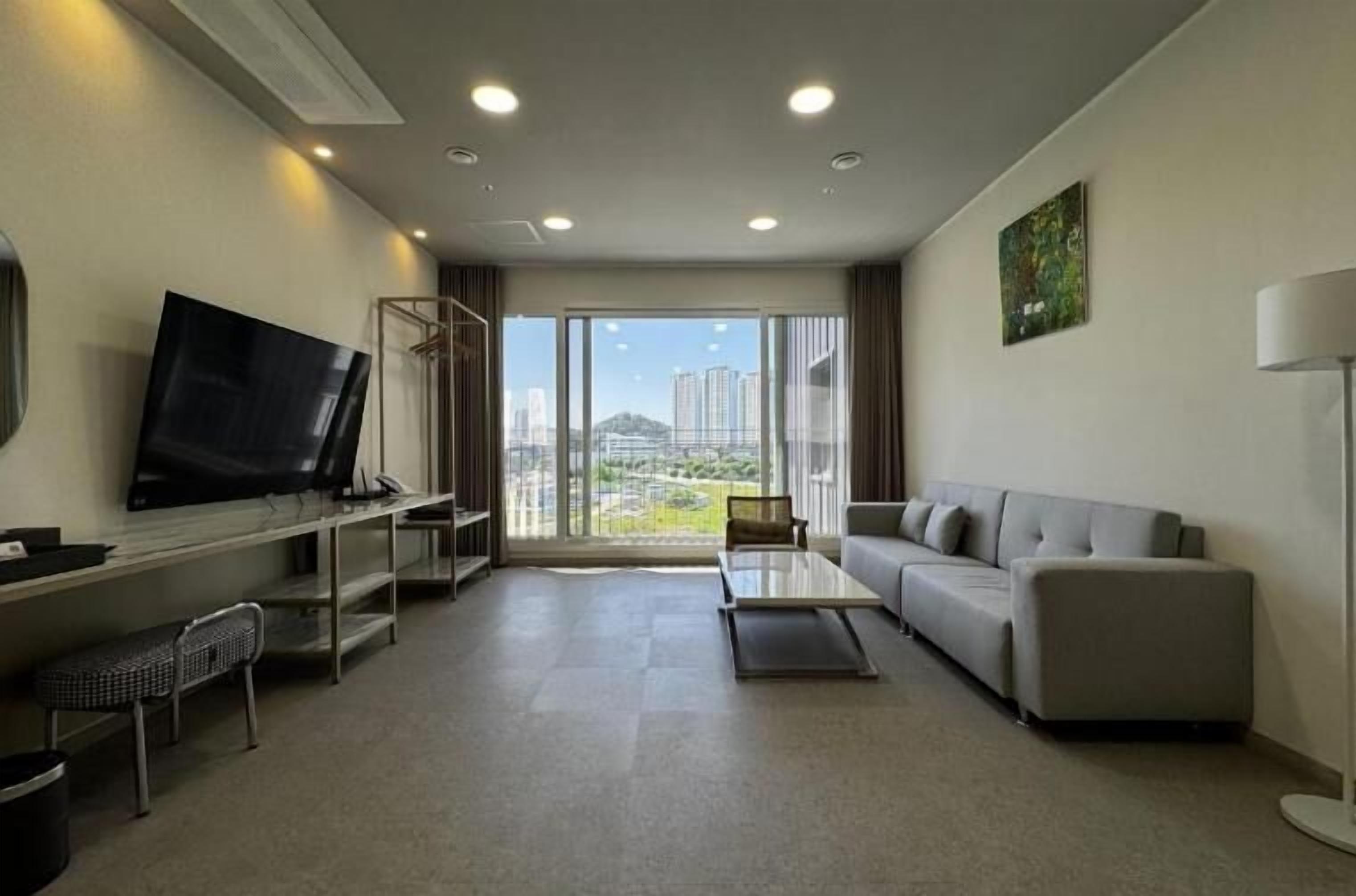 普通套房, 陽台, 河景 | 起居區