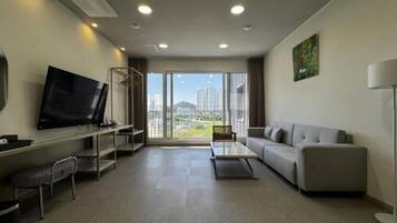 Junior suite, balkon, uitzicht op rivier | Woonruimte