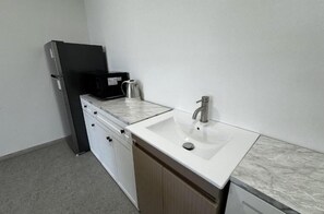 Junior-sviitti, parveke, jokinäköala | Yksityinen keittiö | Jääkaappi, mikroaaltouuni