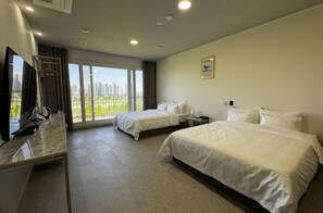 Työpöytä, kannettavalle tietokoneelle sopiva työtila, ilmainen Wi-Fi