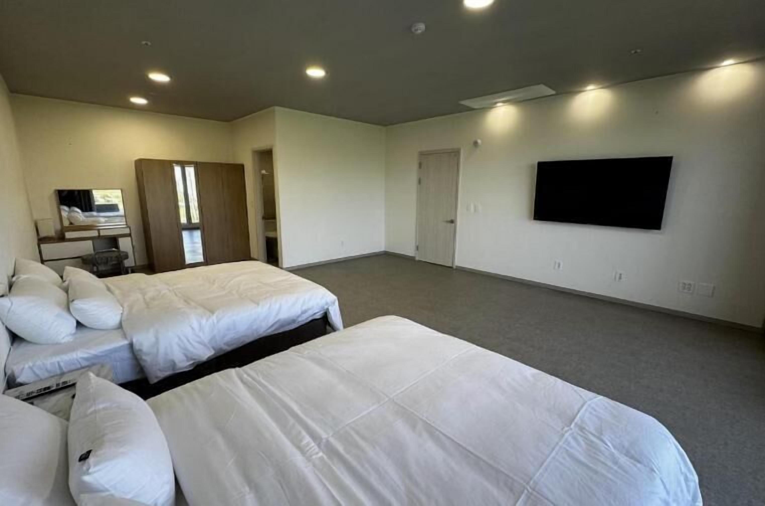 Perhesviitti, jokinäköala | Työpöytä, kannettavalle tietokoneelle sopiva työtila, ilmainen Wi-Fi