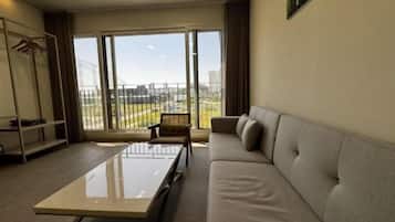 Junior Suite, Balcony, River View | Living area