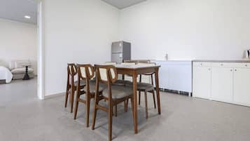 Suite familiar, vista al río | Restaurantes