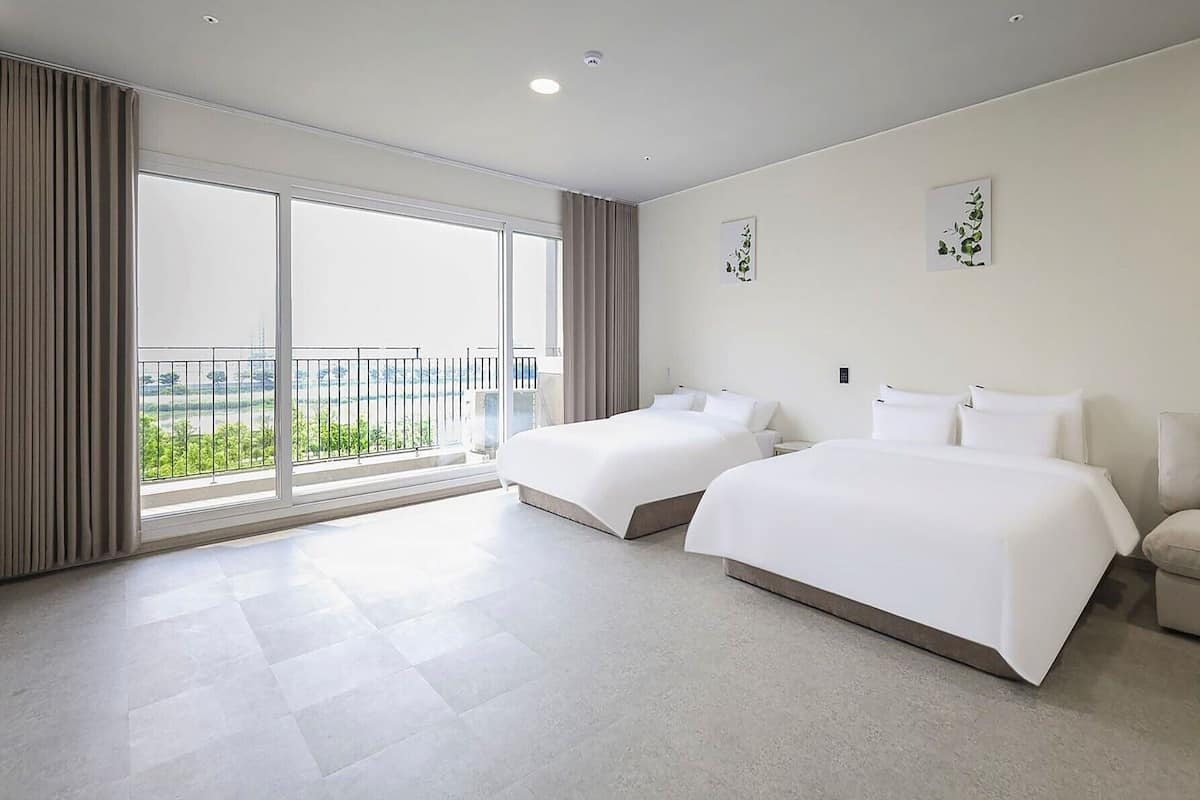 Familiesuite - udsigt til flod | Skrivebord, arbejdsområde til bærbare computere, gratis Wi-Fi