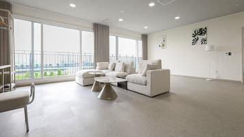 Familiesuite, elveutsikt | Oppholdsområde