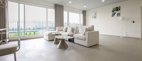 Family Suite, River View | Living area