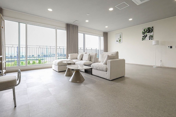 Family Suite, River View | Living area