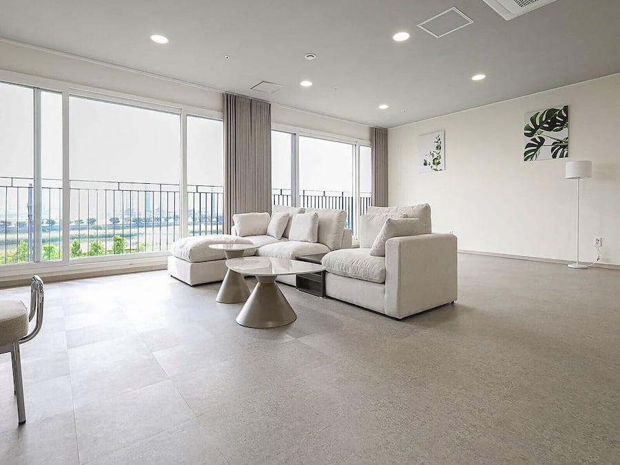 Perhesviitti, jokinรคkรถala | Oleskelualue