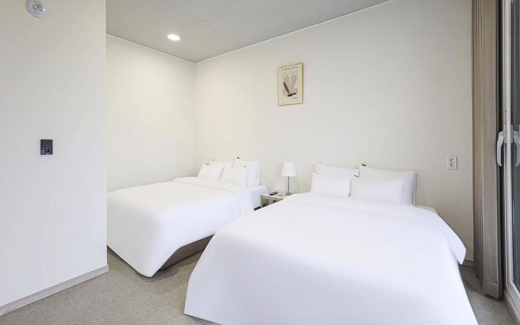 Kahden hengen deluxe-huone (kaksi sänkyä), jokinäköala | Työpöytä, kannettavalle tietokoneelle sopiva työtila, ilmainen Wi-Fi