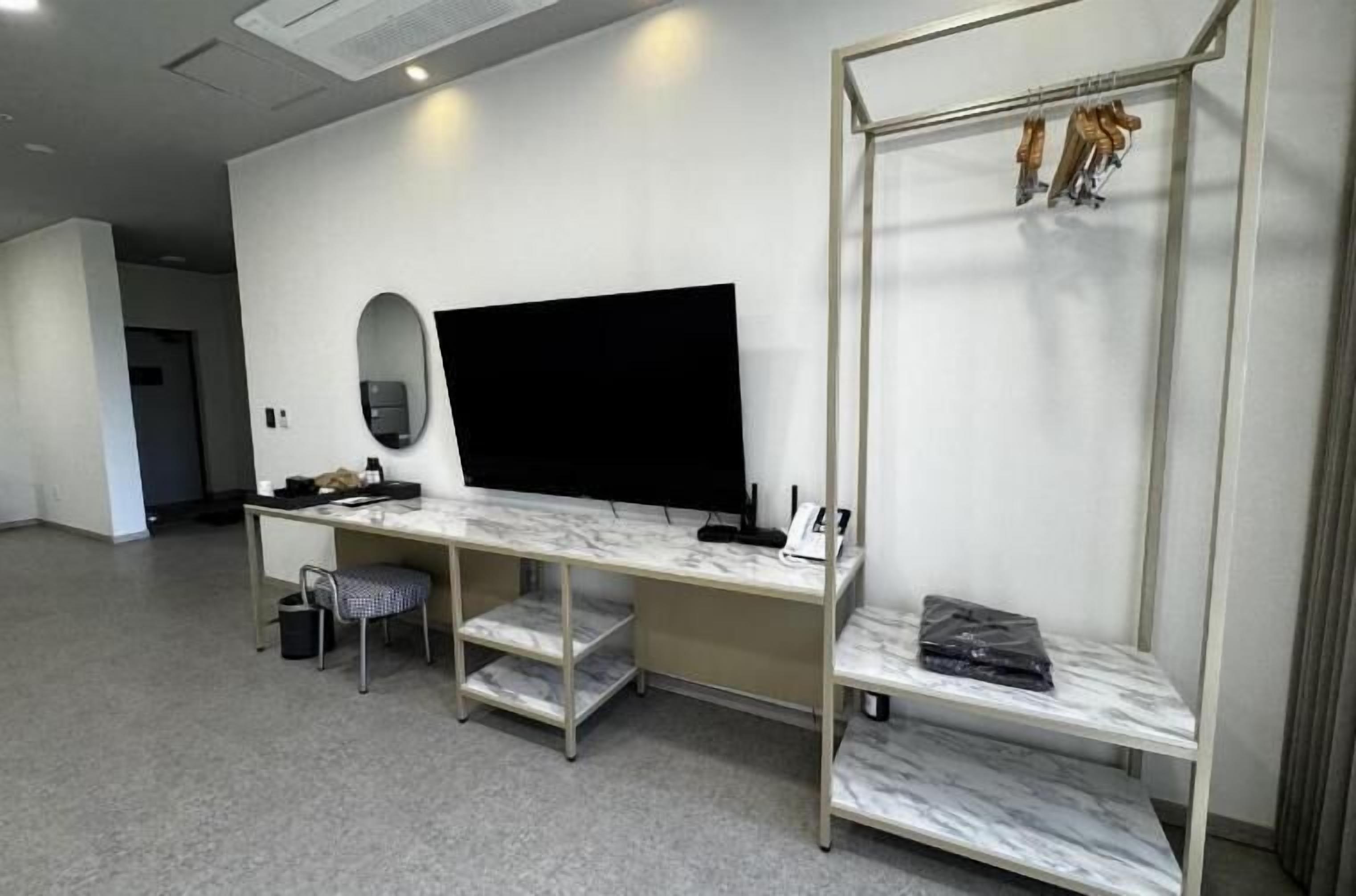 Junior Suite, Balcony, River View | Interior