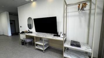 Junior Suite, Balcony, River View | Interior