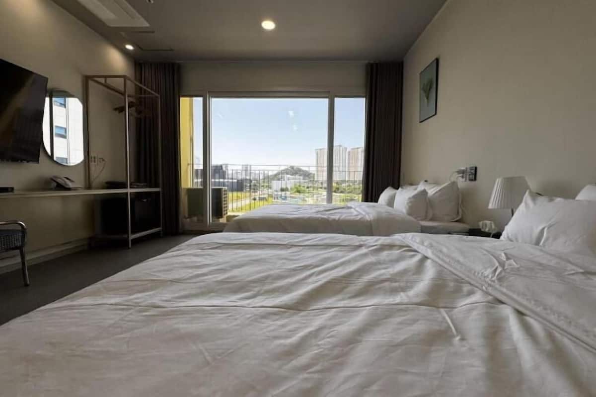 Deluxe-Zweibettzimmer, Flussblick | Schreibtisch, laptopgeeigneter Arbeitsplatz, kostenloses WLAN