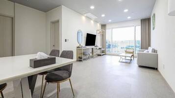 Habitación Deluxe con 2 camas individuales, vistas al río | Zona de estar