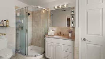 吹风机、毛巾、卫生纸