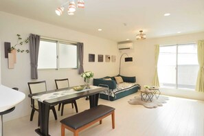 TV, books - M HOUSE 4LDK Station 5mins walk JR Loop/Nanba/USJ (大阪市生野区鶴橋)