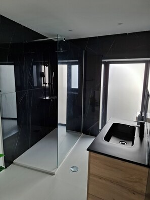 Shower, hair dryer, towels, toilet paper - family and groups escape with  views , sunrise and sunsets in a quiet corner  (Calheta)
