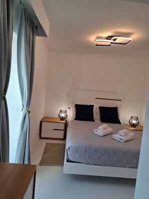3 bedrooms, free WiFi, bed sheets - family and groups escape with  views , sunrise and sunsets in a quiet corner  (Calheta)