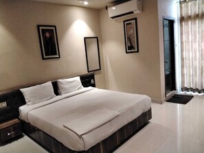 Laptop workspace, free WiFi - Hotel SN Grand (Shamshabad)