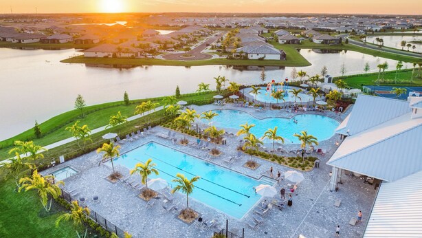 Un complexe hôtelier doté de plusieurs piscines, d’un grand plan d’eau et offrant une vue imprenable sur le coucher de soleil.