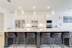 Geladeira, micro-ondas, cooktop, lava-louças