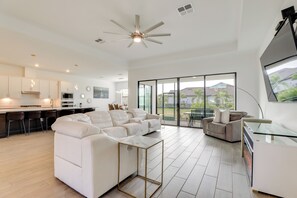 TV, lareira, mesa de pingue-pongue, livros