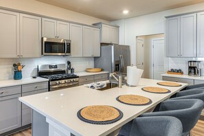 Refrigerador, microondas, parrilla de estufa y lavavajillas 